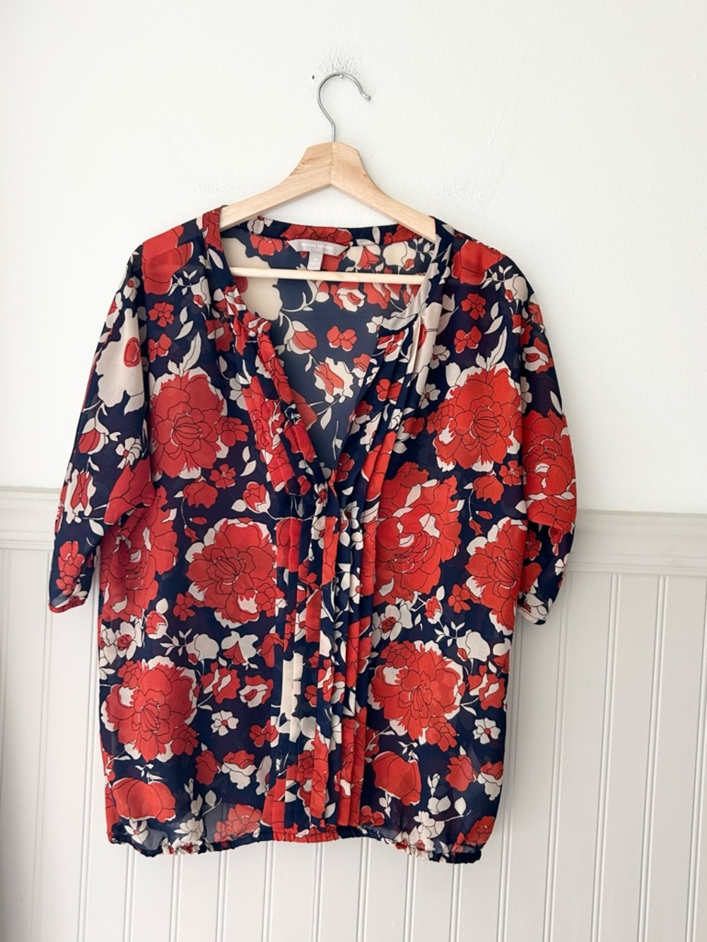 Banana Republic Medium VNeck Navy Blouse with Red Floral Print Lightweight